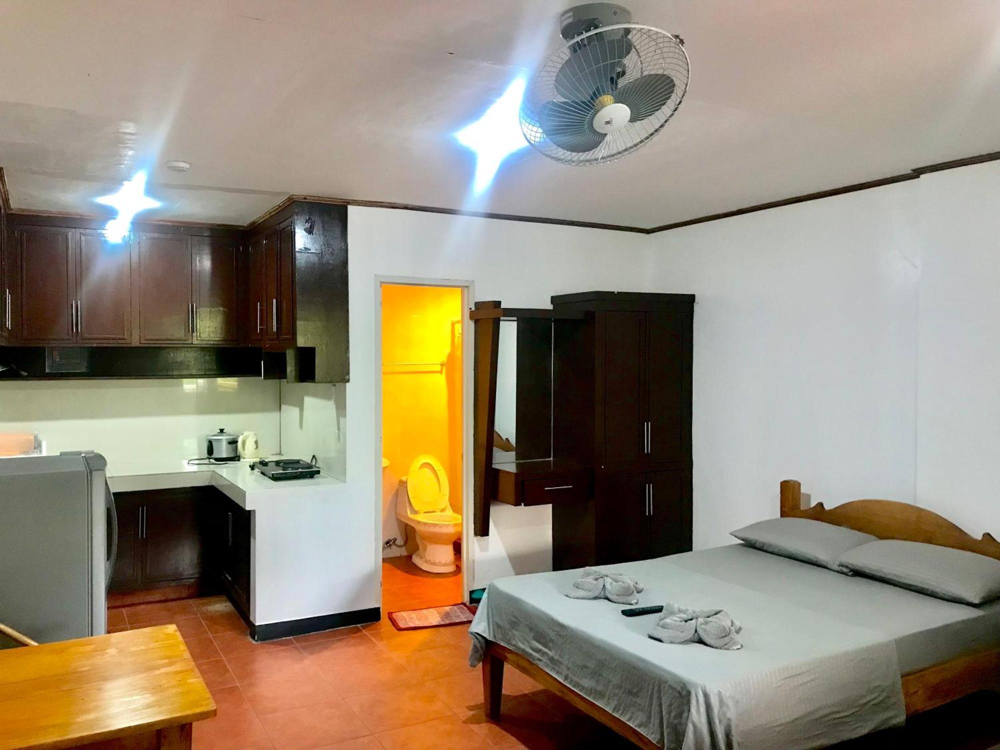 Badladz Staycation Condos Puerto Galera Exterior photo